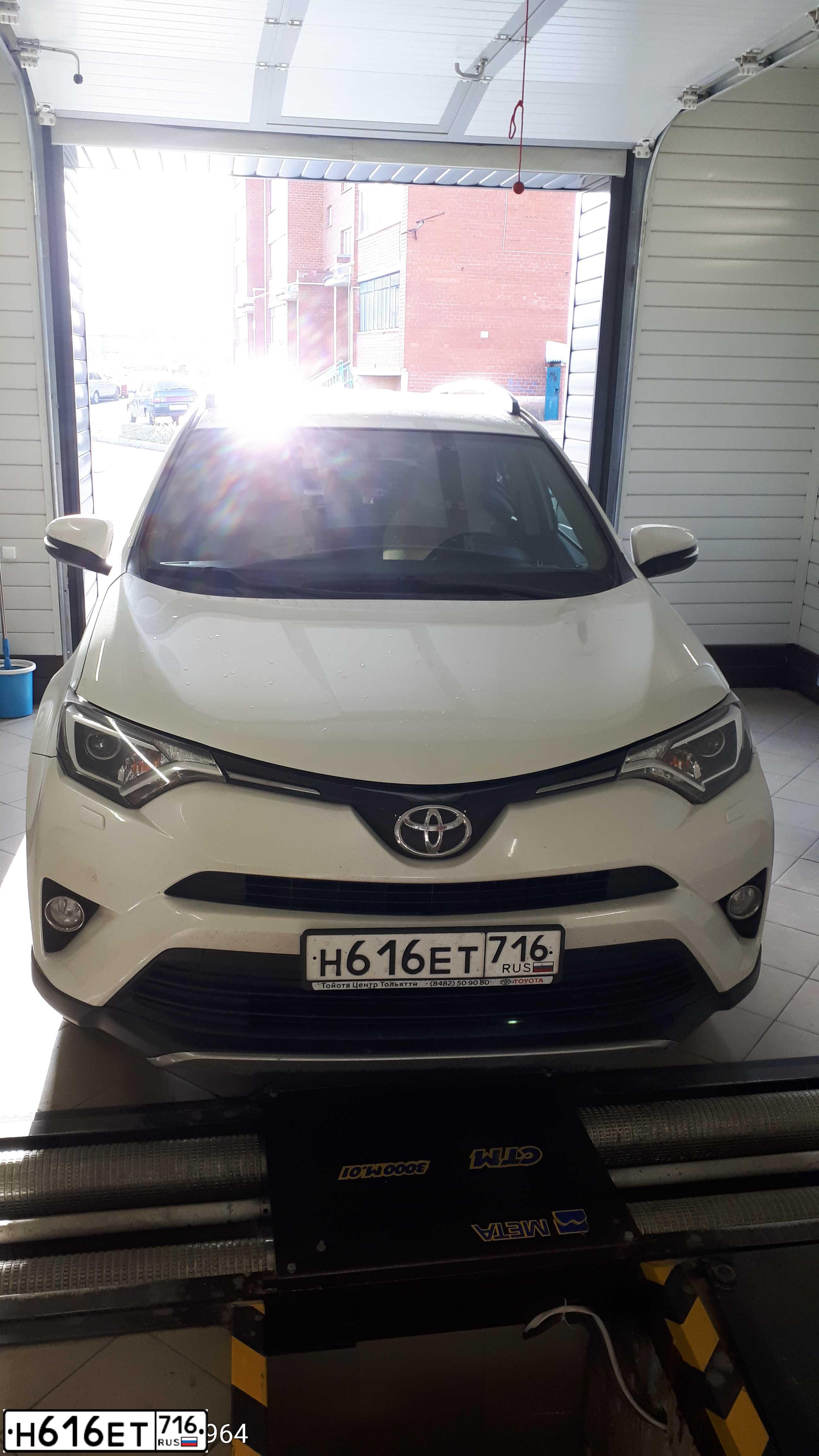 Фото автомобиля TOYOTA RAV4, 2017 — госномер Н616ЕТ716. Цвет: БЕЛЫЙ ПЕРЛАМУТР