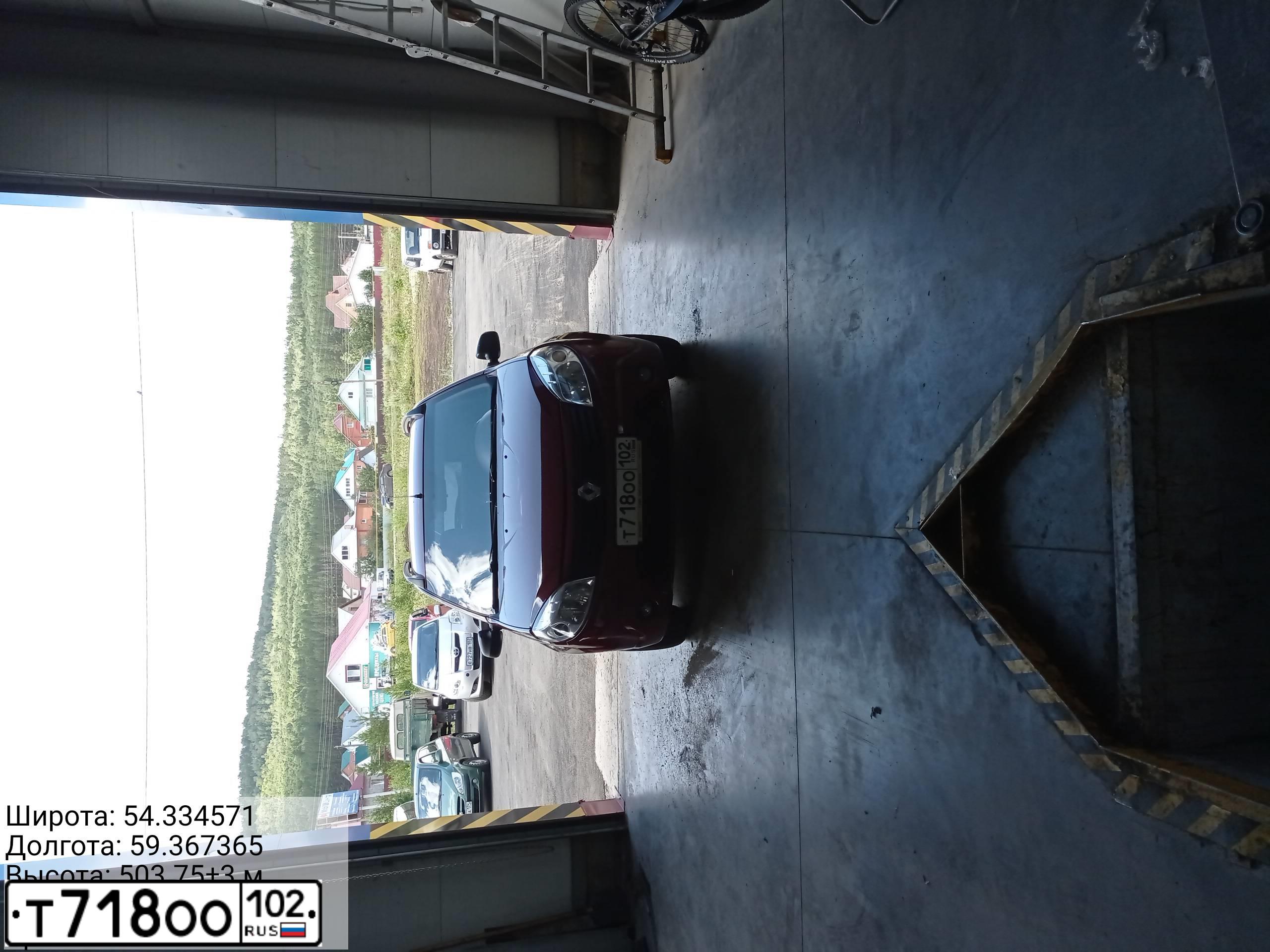Фото автомобиля RENAULT SANDERO, 2011 — госномер Т718ОО102. Цвет: КРАСНЫЙ