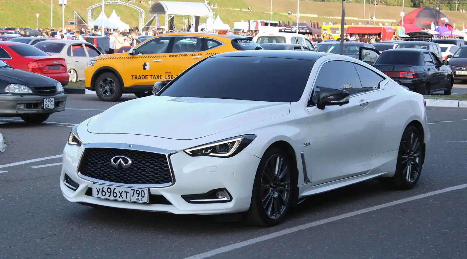 Фото автомобиля INFINITI Q60, 2018 — госномер У696ХТ790. Цвет: Белый