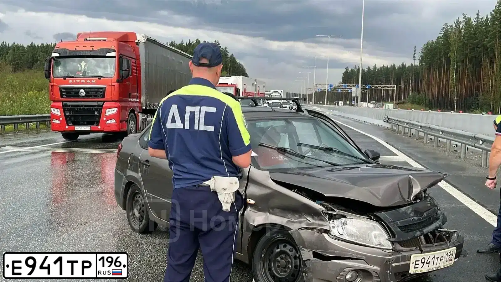 Фото автомобиля LADA 2190 GRANTA, 2017 — госномер Е941ТР196. Цвет: золотисто коричневый
