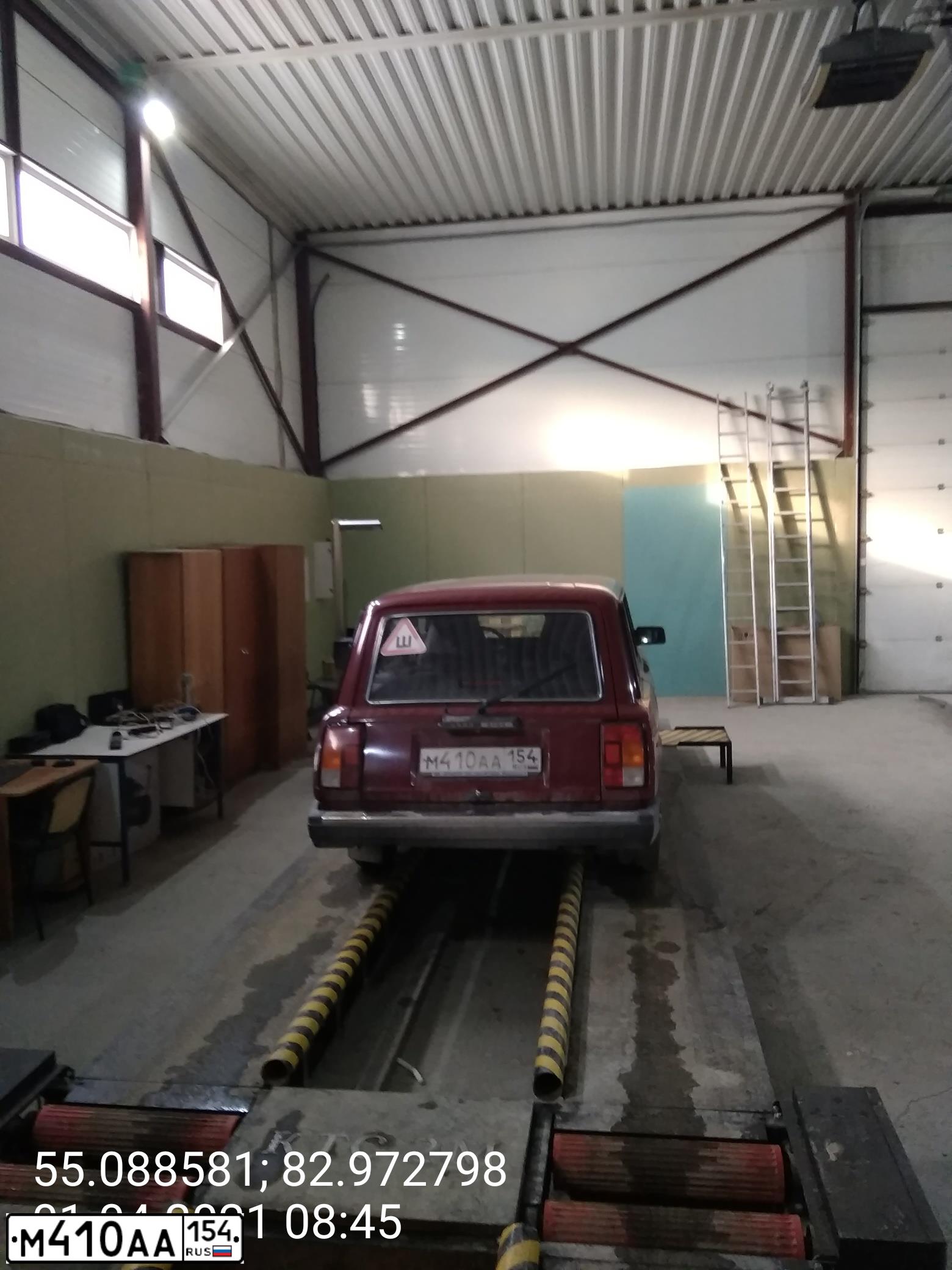 Фото автомобиля LADA 2104, 2011 — госномер М410АА154. Цвет: ПОРТУ КРАСНЫЙ