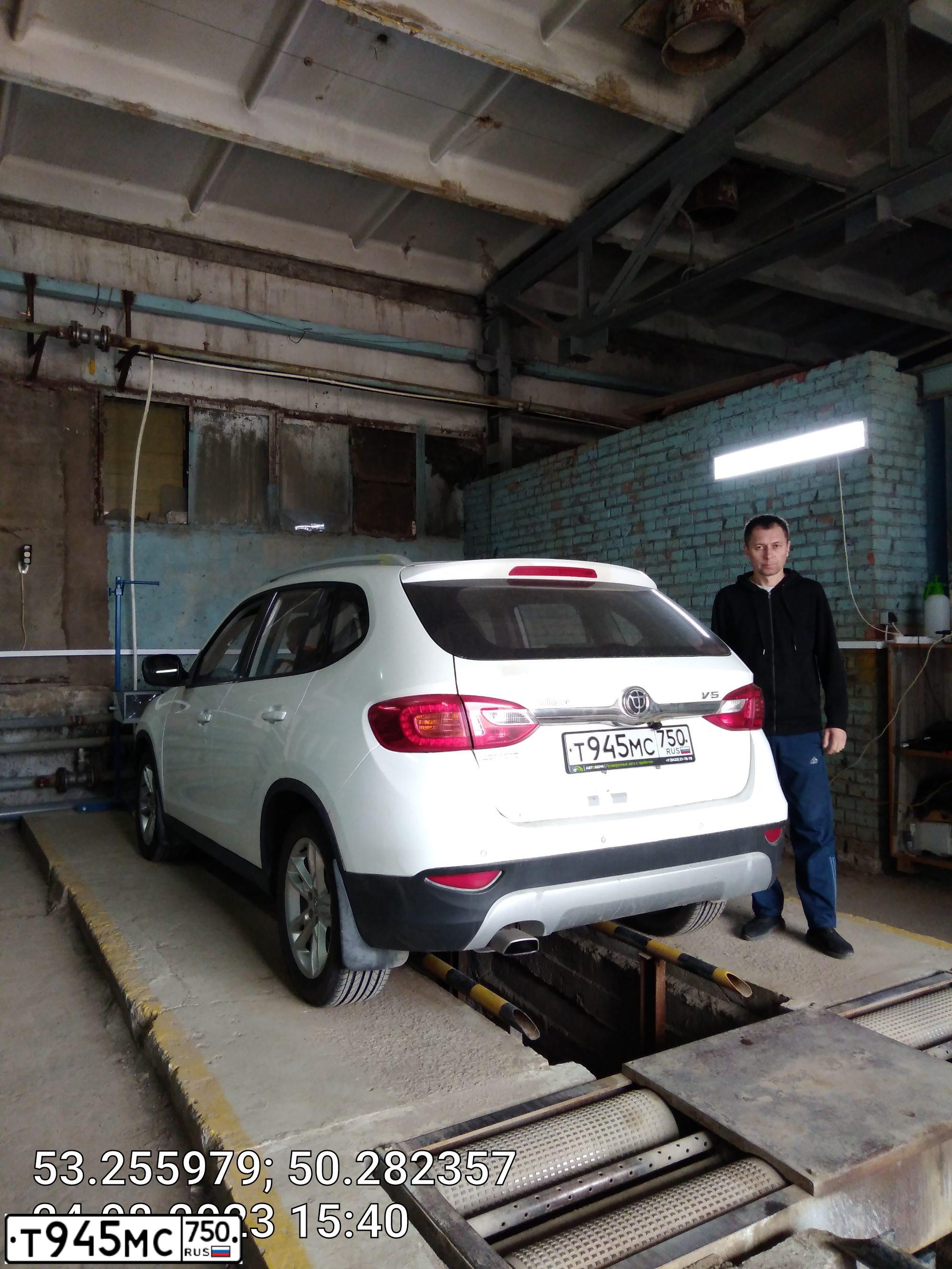 Фото автомобиля BRILLIANCE V5, 2014 — госномер Т277ТС196. Цвет: Белый
