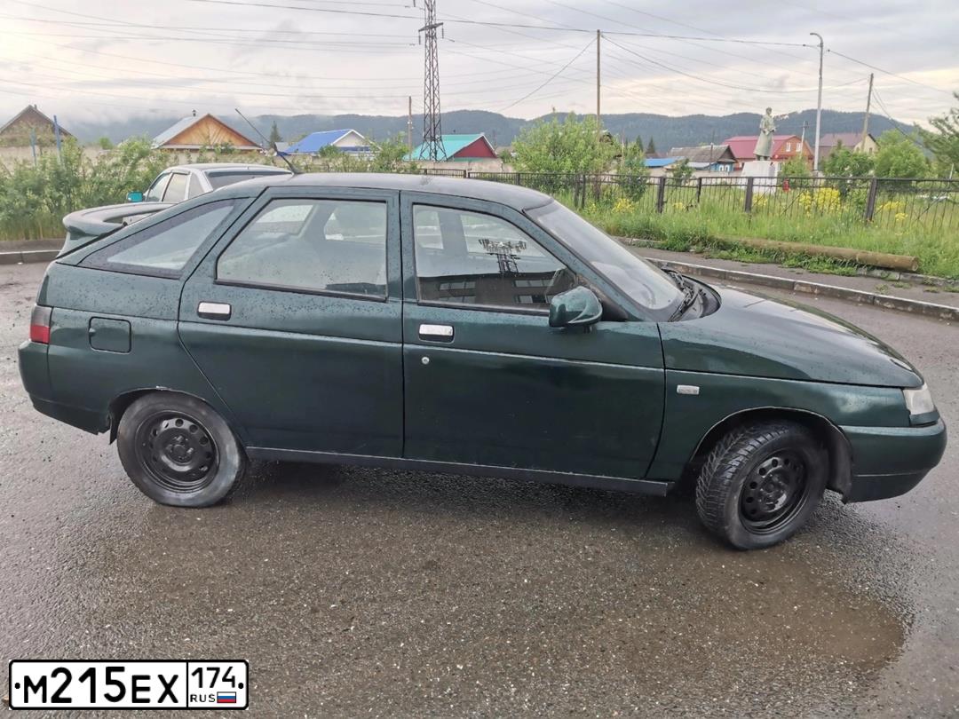 Фото автомобиля LADA 2112, 2004 — госномер М215ЕХ174. Цвет: ТЕМНО-ЗЕЛЕНЫЙ