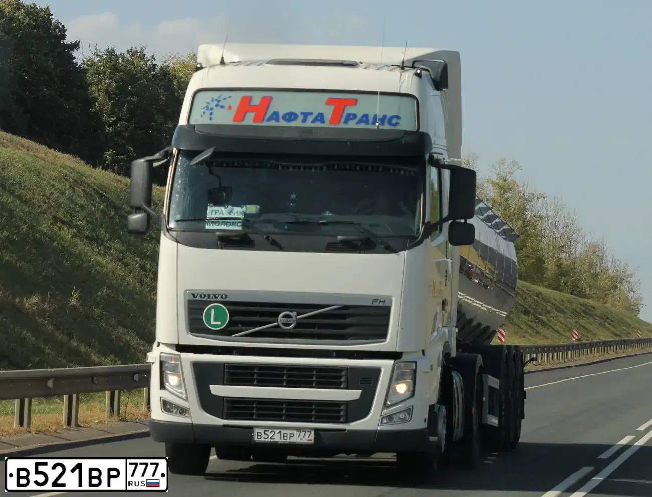 Фото автомобиля VOLVO SERIE FH /4X2/, 2013 — госномер О490ХЕ05. Цвет: Белый