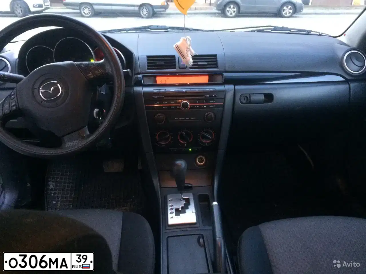 Фото автомобиля MAZDA 3, 2005 — госномер У374АК39. Цвет: СЕРЫЙ