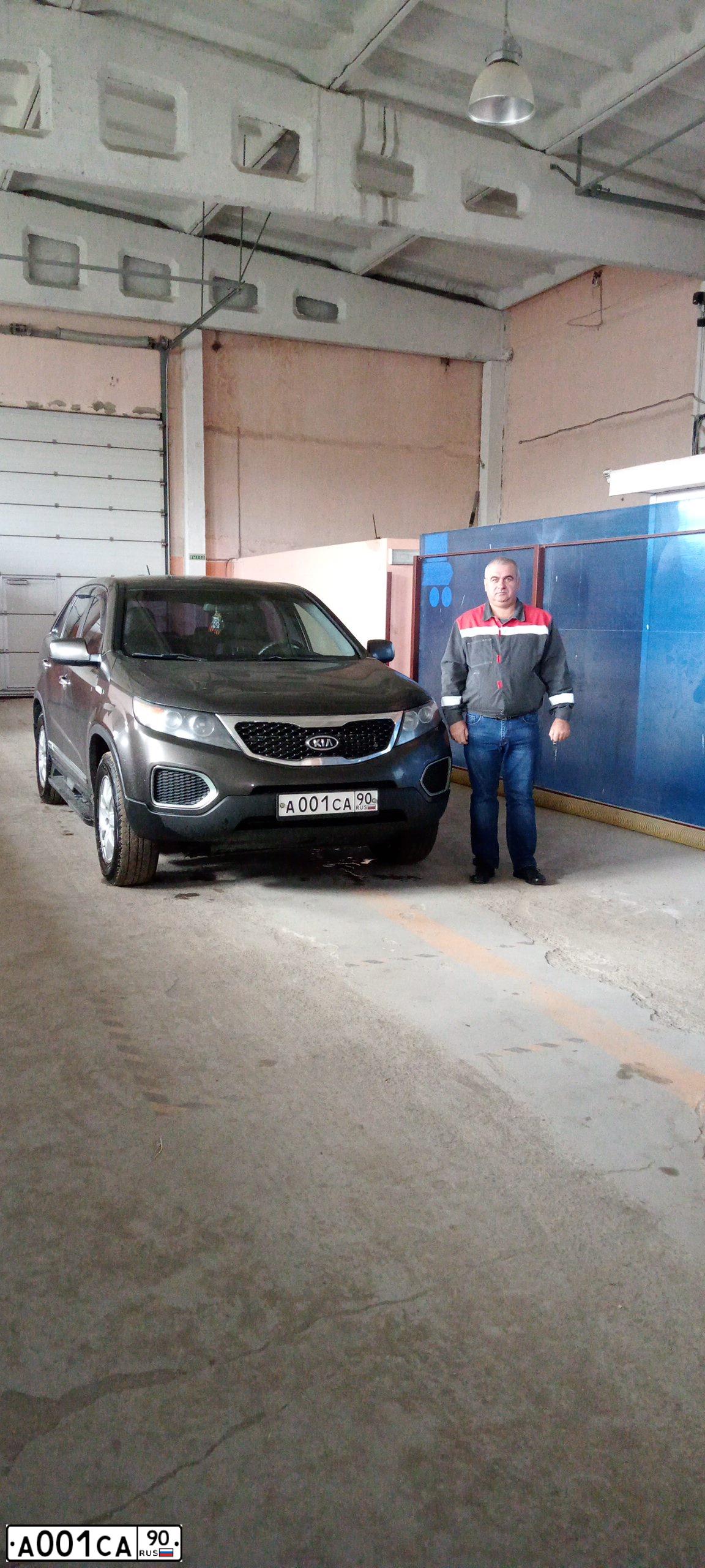 Фото автомобиля KIA SORENTO, 2011 — госномер А001СА90. Цвет: КОРИЧНЕВЫЙ