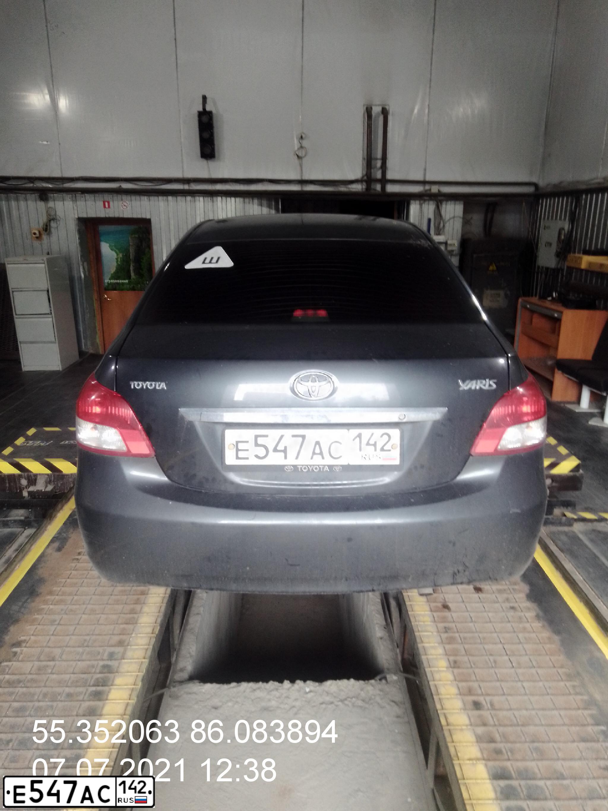Фото автомобиля TOYOTA YARIS, 2008 — госномер Е547АС142. Цвет: ТЕМНО СЕРЫЙ
