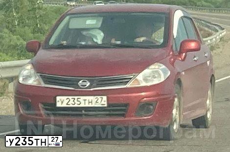 Фото автомобиля NISSAN TIIDA, 2013 — госномер У235ТН27. Цвет: Красный