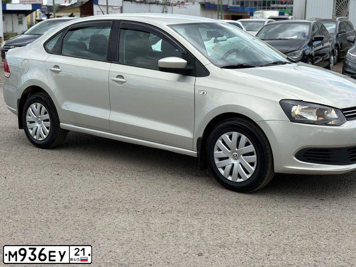 Фото автомобиля VOLKSWAGEN POLO, 2013 — госномер Н191МС21. Цвет: Серебристо-Желтый
