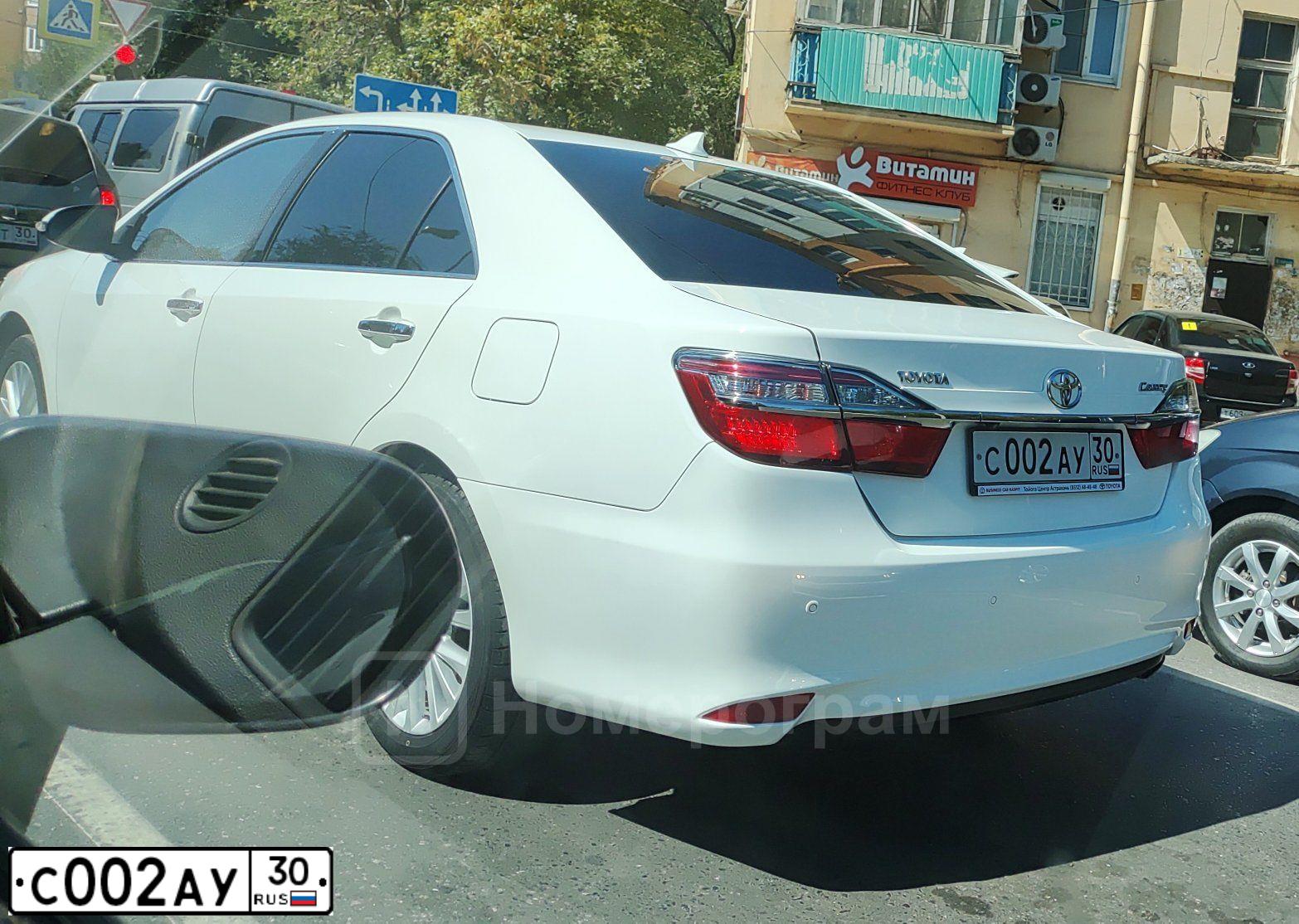 Фото автомобиля TOYOTA CAMRY, 2015 — госномер С007ММ30. Цвет: БЕЛЫЙ