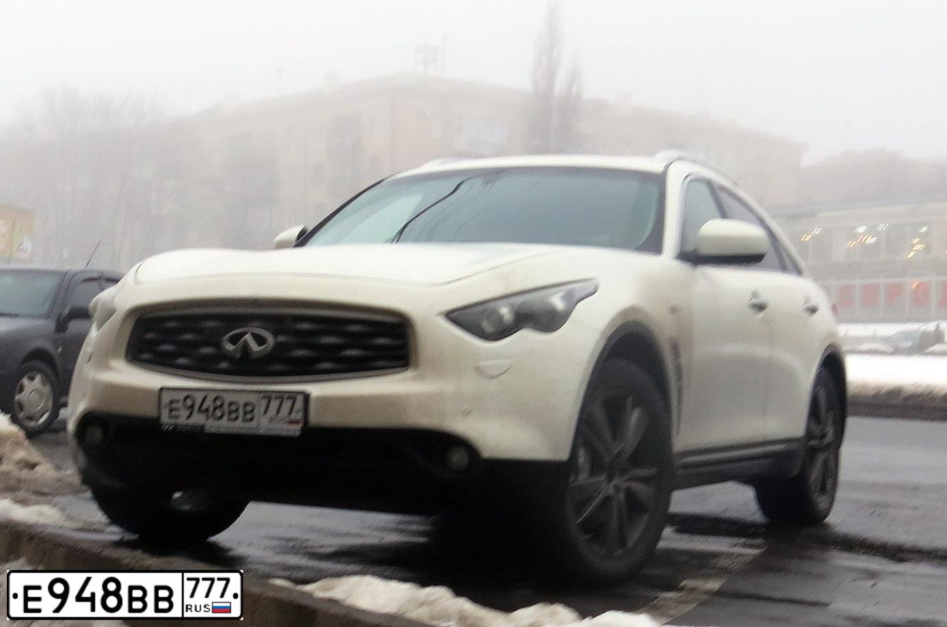 Фото автомобиля INFINITI QX70 /FX/, 2010 — госномер Т036МТ31. Цвет: Белый