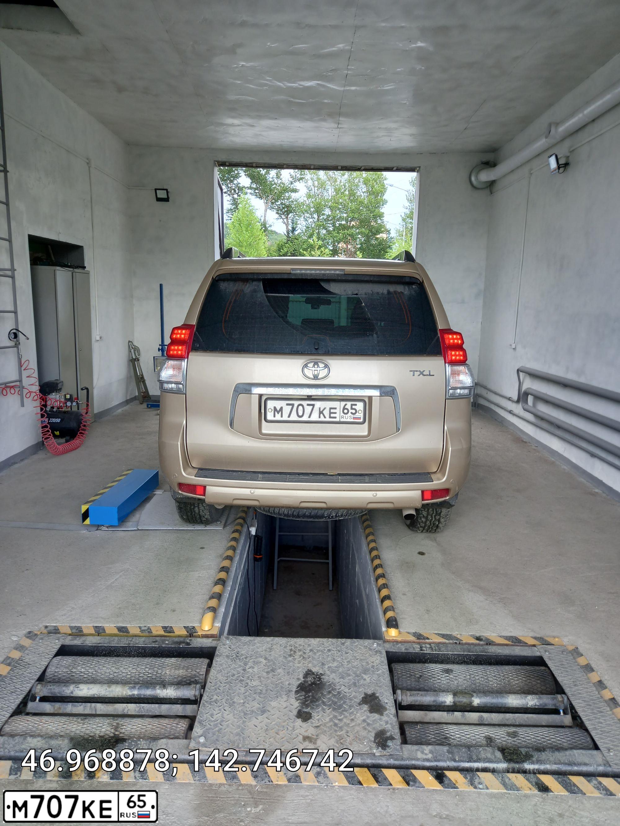 Фото автомобиля TOYOTA LANDCRUISER, 2010 — госномер М707КЕ65. Цвет: ЗОЛОТИСТЫЙ