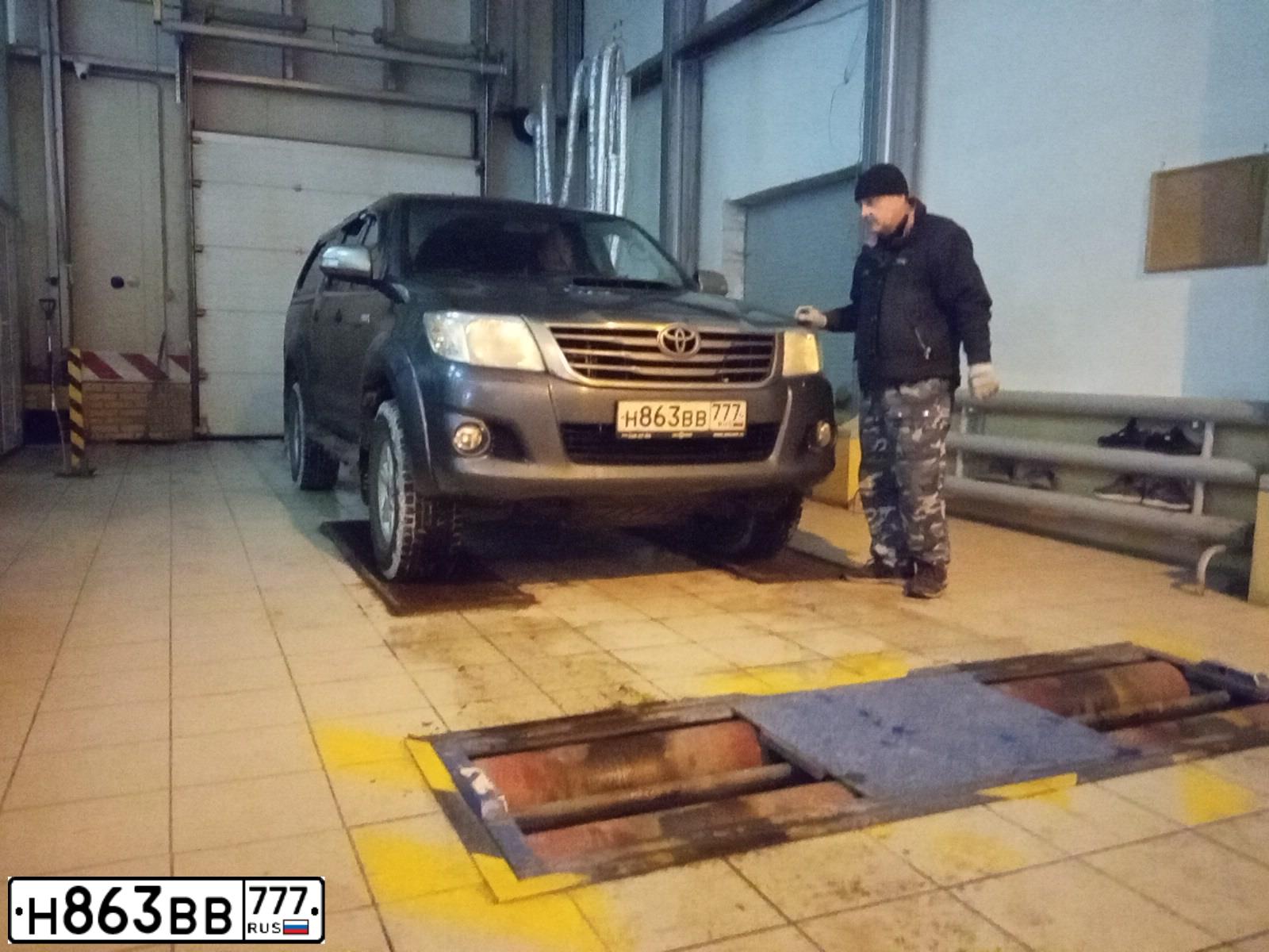 Фото автомобиля TOYOTA HILUX, 2014 — госномер Е020КУ790. Цвет: СЕРЫЙ ТЕМНЫЙ