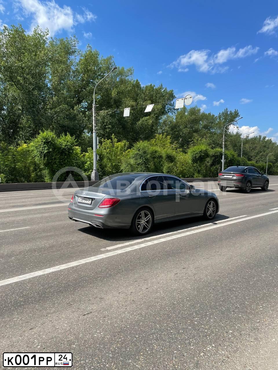 Фото автомобиля MERCEDES E-KLASSE, 2016 — госномер Р909НО154. Цвет: СЕРЫЙ