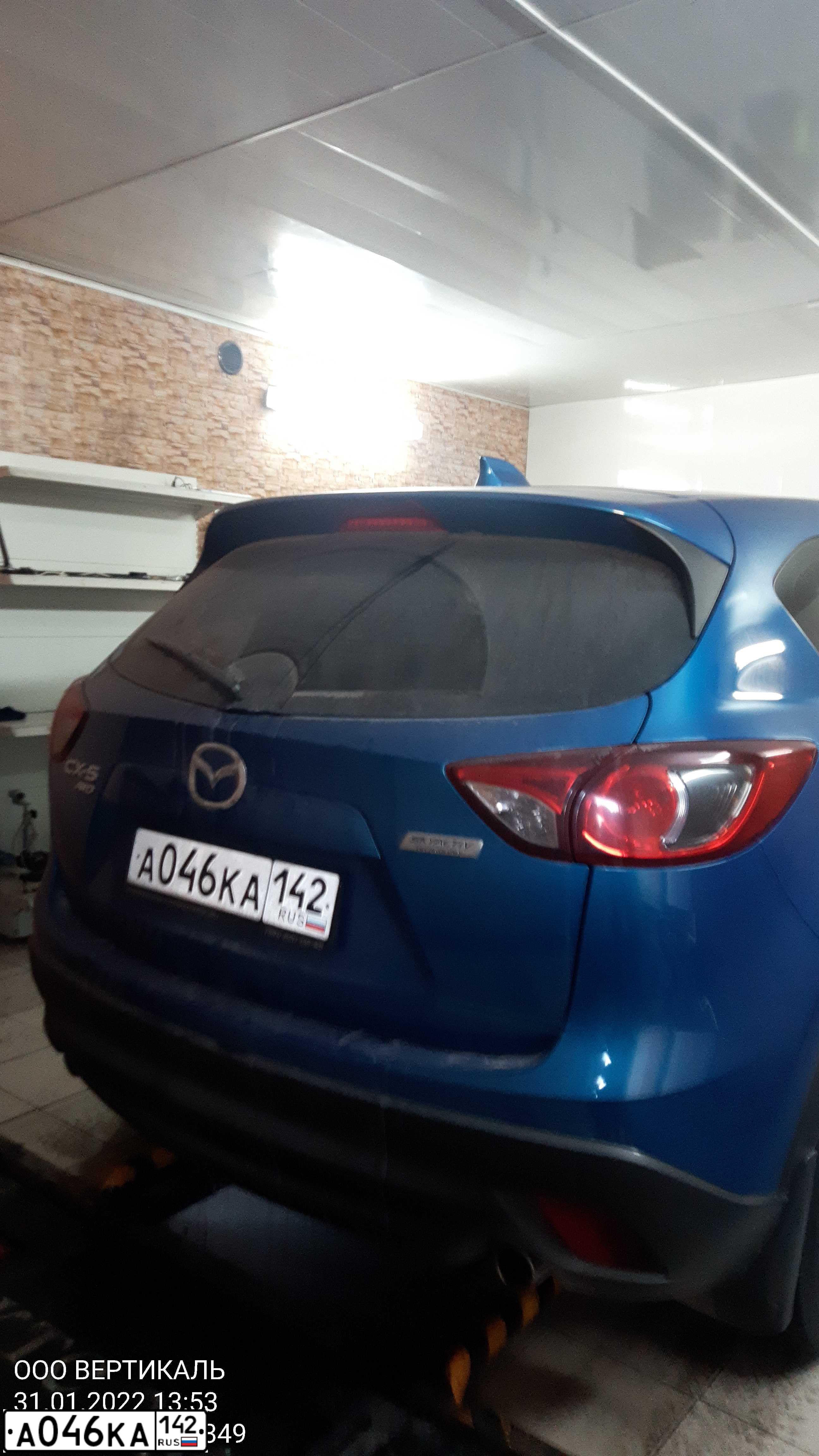 Фото автомобиля MAZDA CX-5, 2012 — госномер О777ЕО124. Цвет: синий