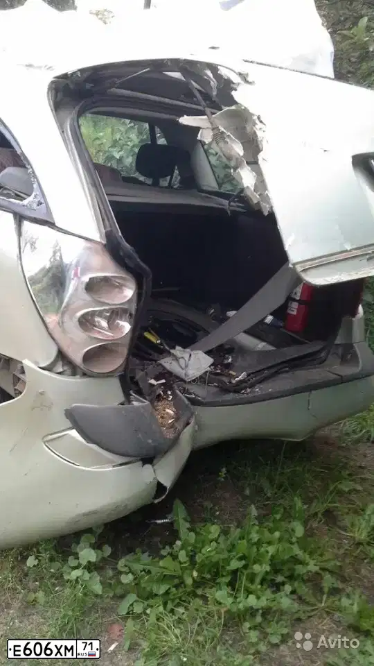 Фото автомобиля RENAULT LAGUNA, 2001 — госномер С142ОН750. Цвет: СВЕТЛО-ЗЕЛЕНЫЙ