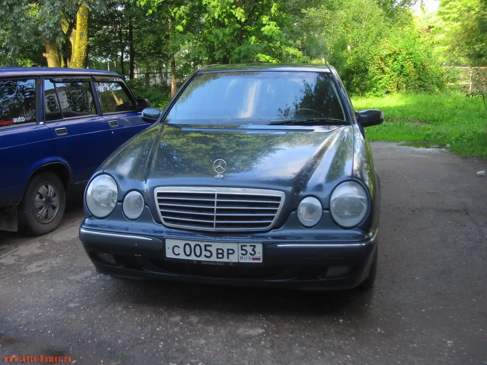 Фото автомобиля MERCEDES E-KLASSE, 2000 — госномер О888ОО53. Цвет: ТЕМНО-СИНИЙ