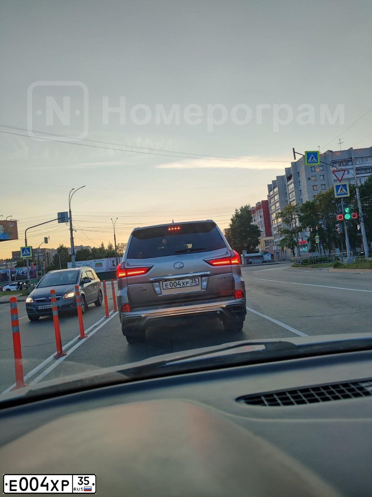 Фото автомобиля LADA 2115 SAMARA, 2010 — госномер Е004ХР35. Цвет: средний серо-зеленый металлик