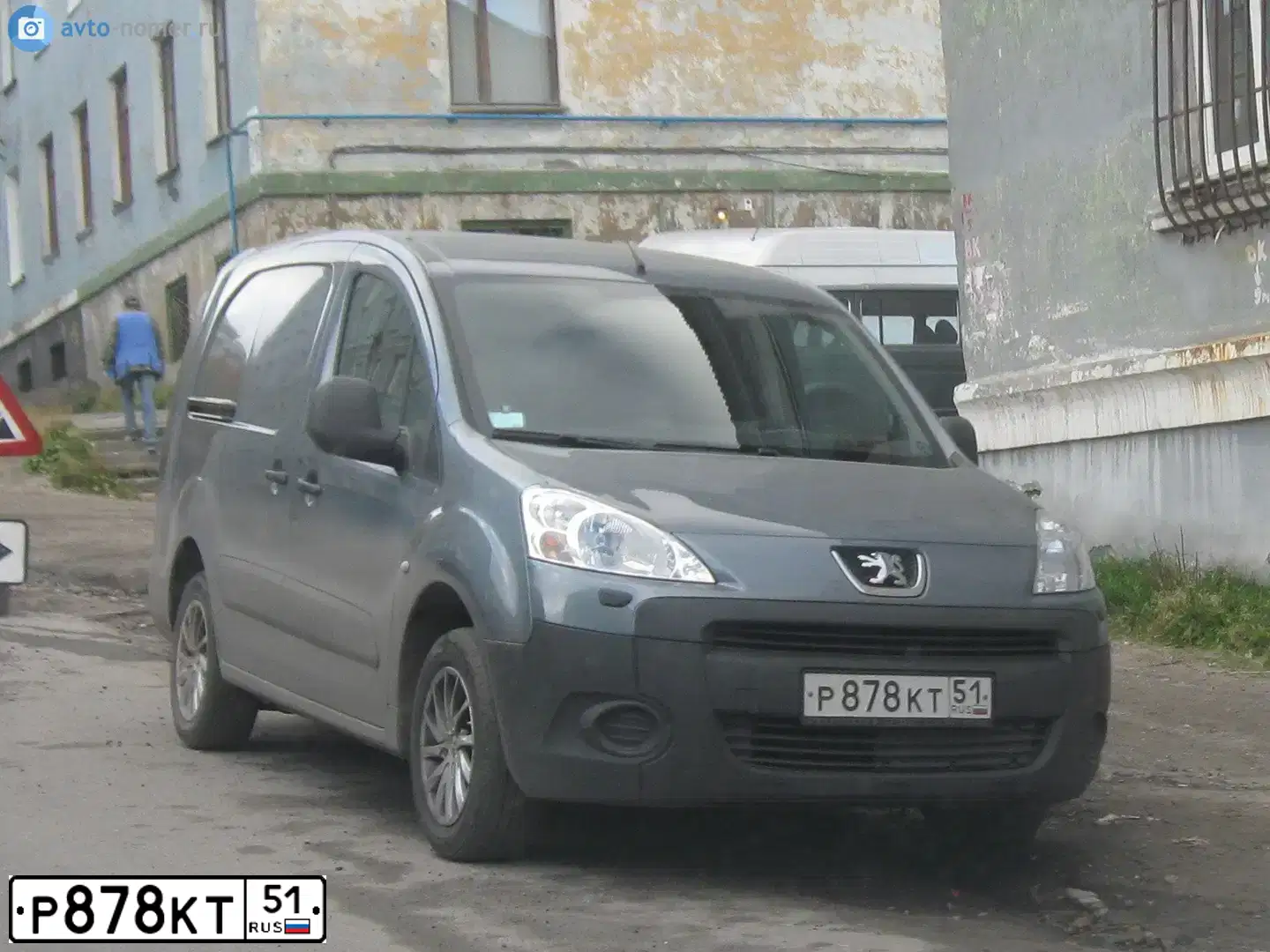 Фото автомобиля PEUGEOT PARTNER, 2010 — госномер Р878КТ51. Цвет: СЕРЫЙ