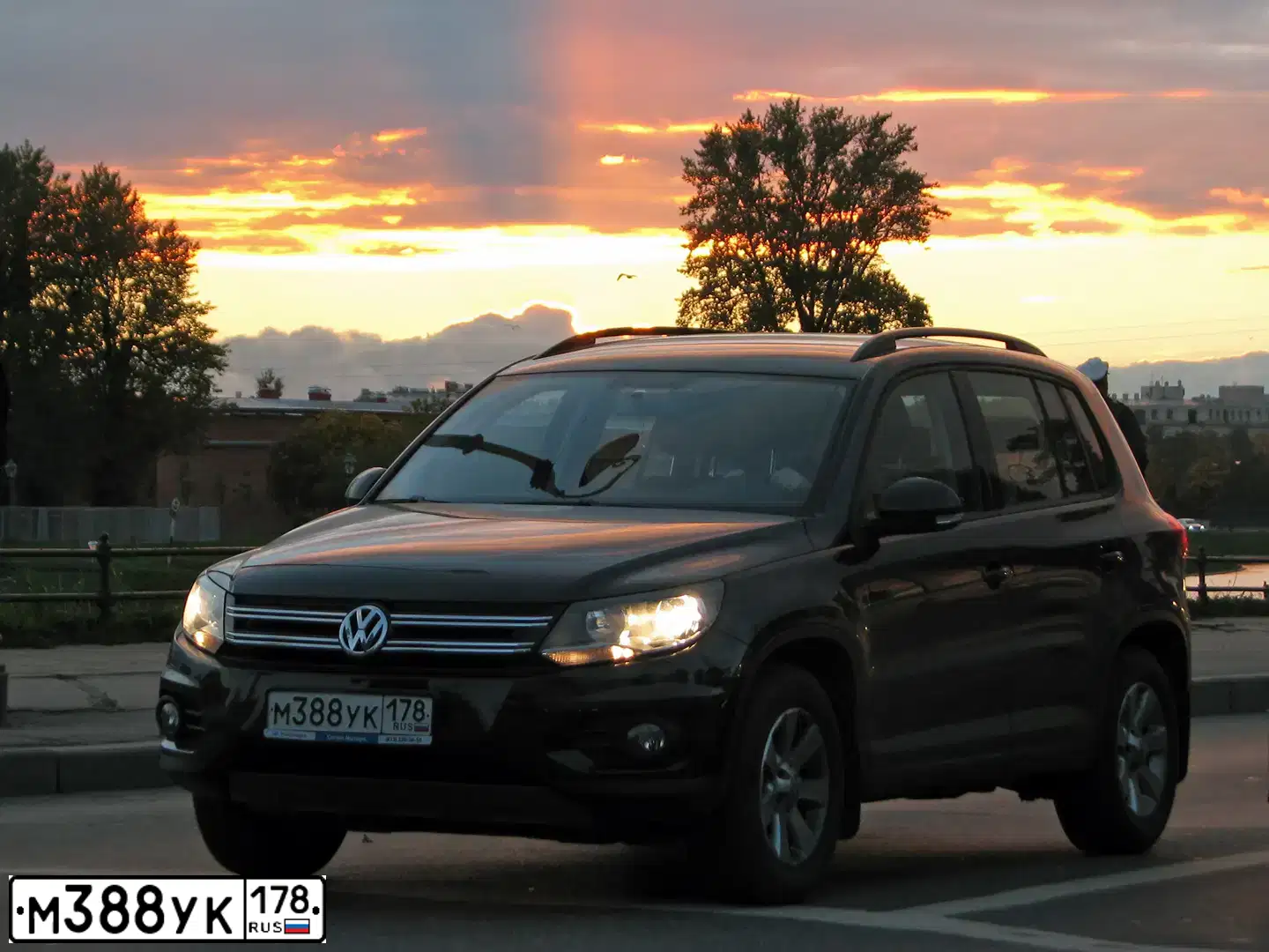 Фото автомобиля VOLKSWAGEN TIGUAN, 2012 — госномер М388УК178. Цвет: ЧЕРНЫЙ