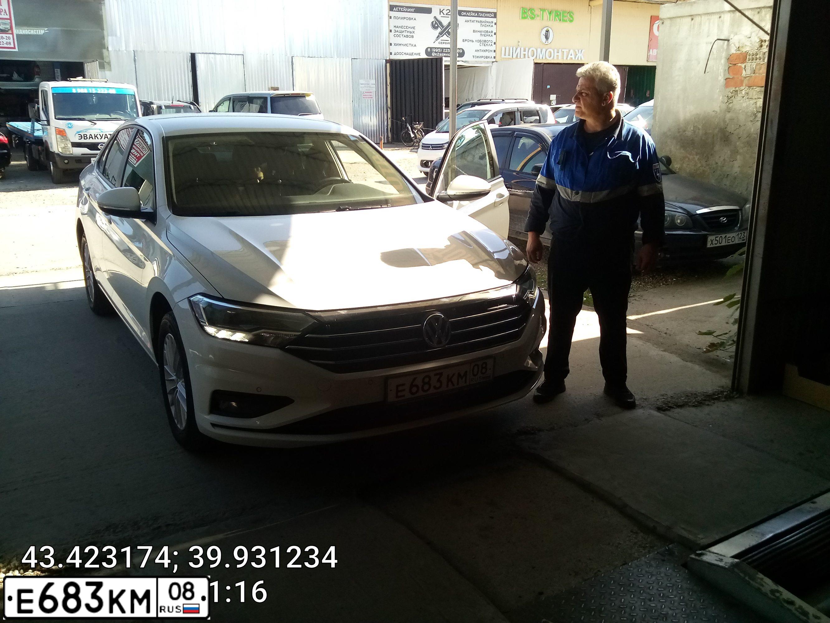 Фото автомобиля VOLKSWAGEN JETTA, 2019 — госномер К172РК193. Цвет: Белый