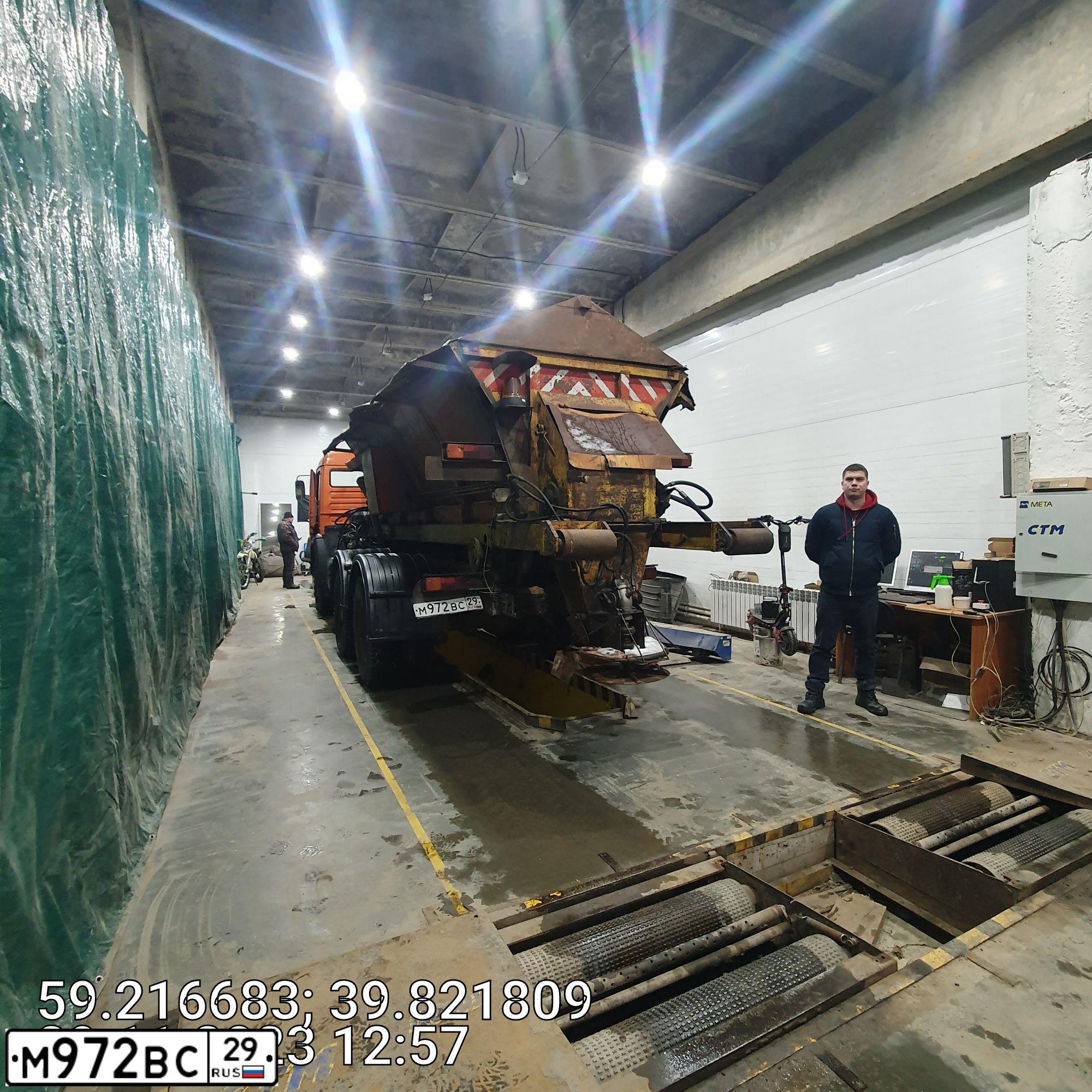 Фото автомобиля KAMAZ 53228 /6X6/, 2003 — госномер М927КН35. Цвет: Оранжевый