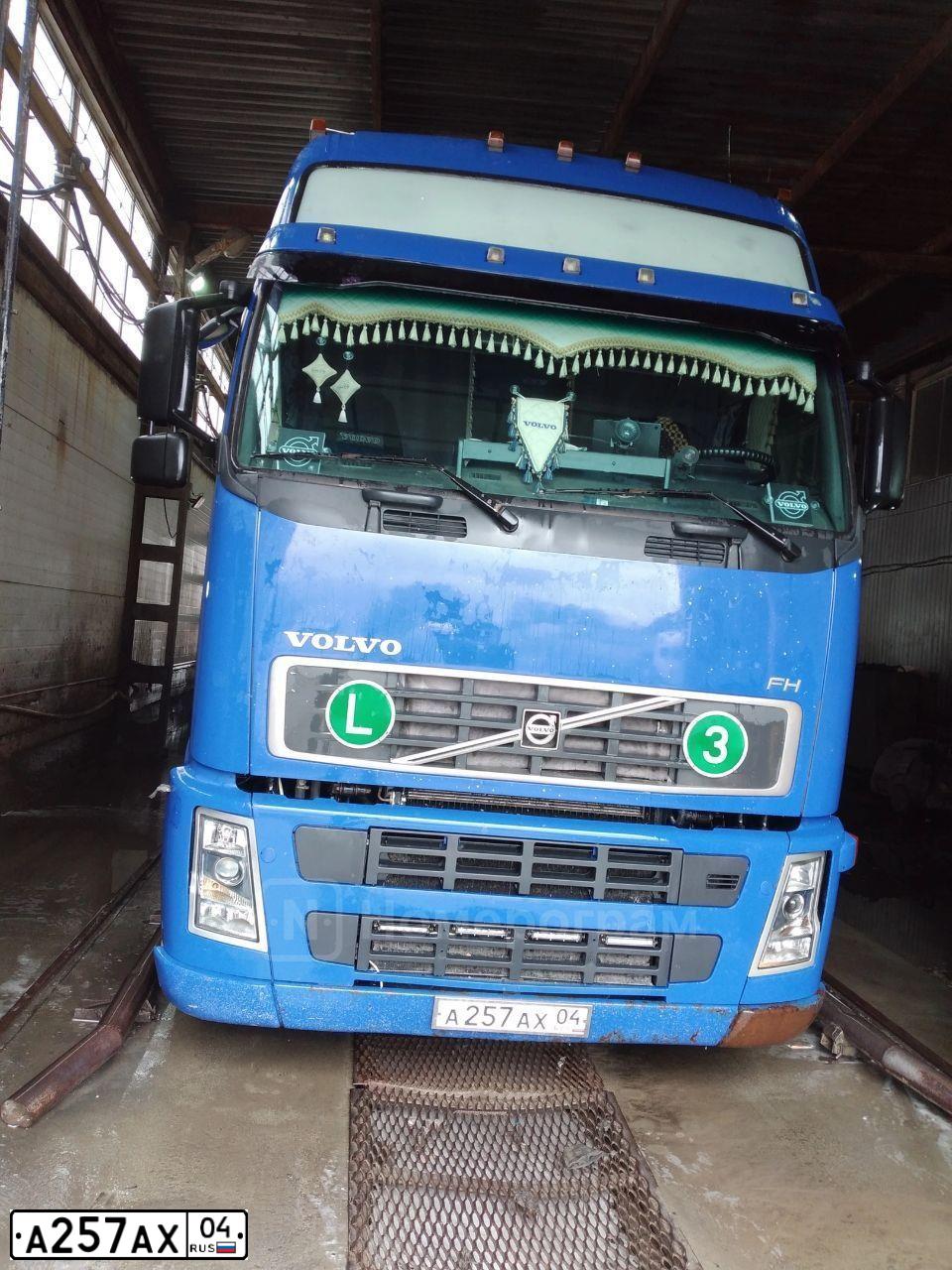 Фото автомобиля VOLVO SERIE FH, 2006 — госномер А257АХ04. Цвет: синий