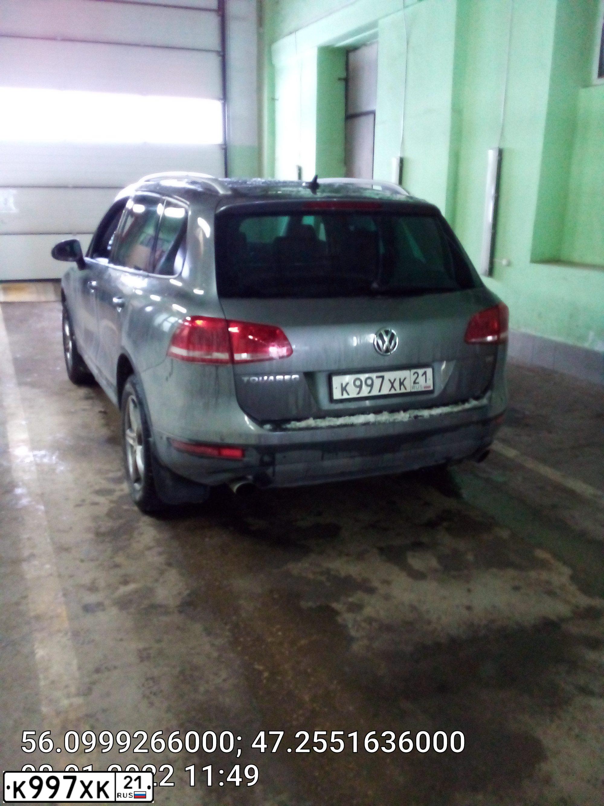 Фото автомобиля VOLKSWAGEN TOUAREG, 2010 — госномер М002ЕА21. Цвет: СЕРЫЙ