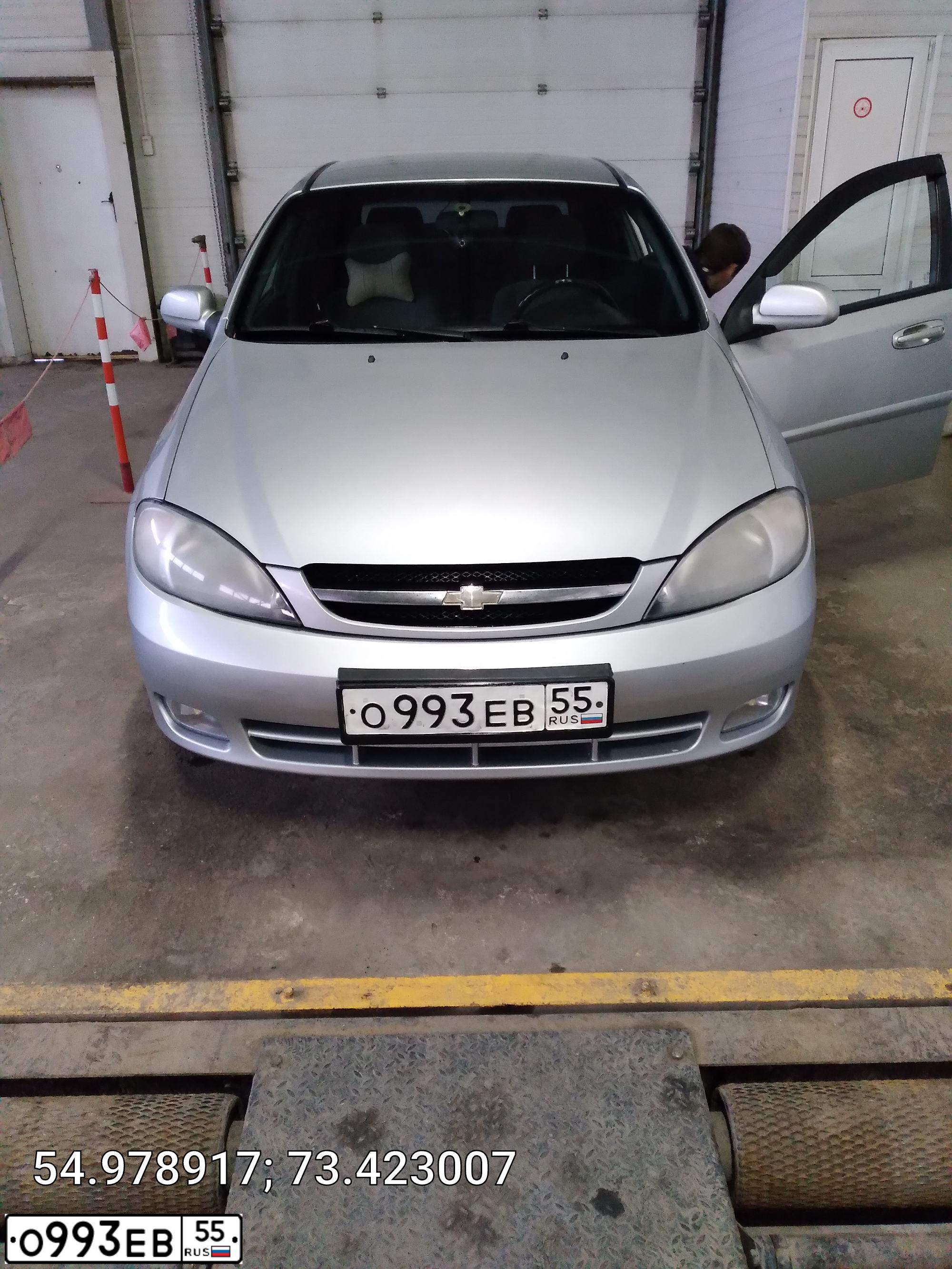 Фото автомобиля CHEVROLET LACETTI, 2008 — госномер О993ЕВ55. Цвет: серебристый