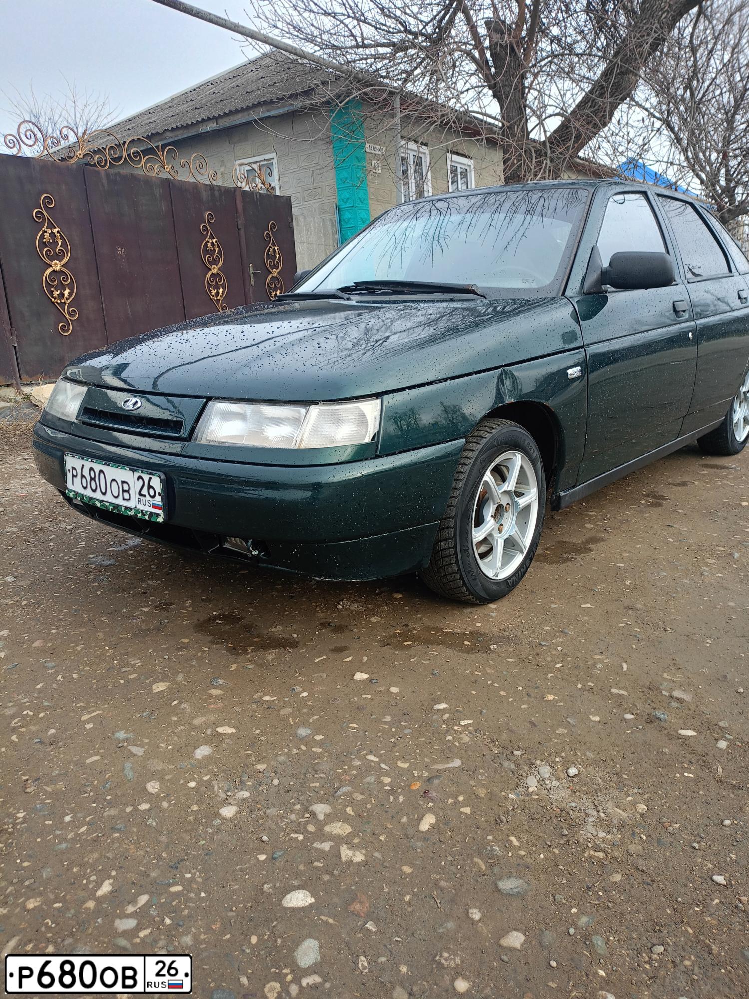 Фото автомобиля LADA 2112, 2003 — госномер Р680ОВ26. Цвет: Темно-зеленый