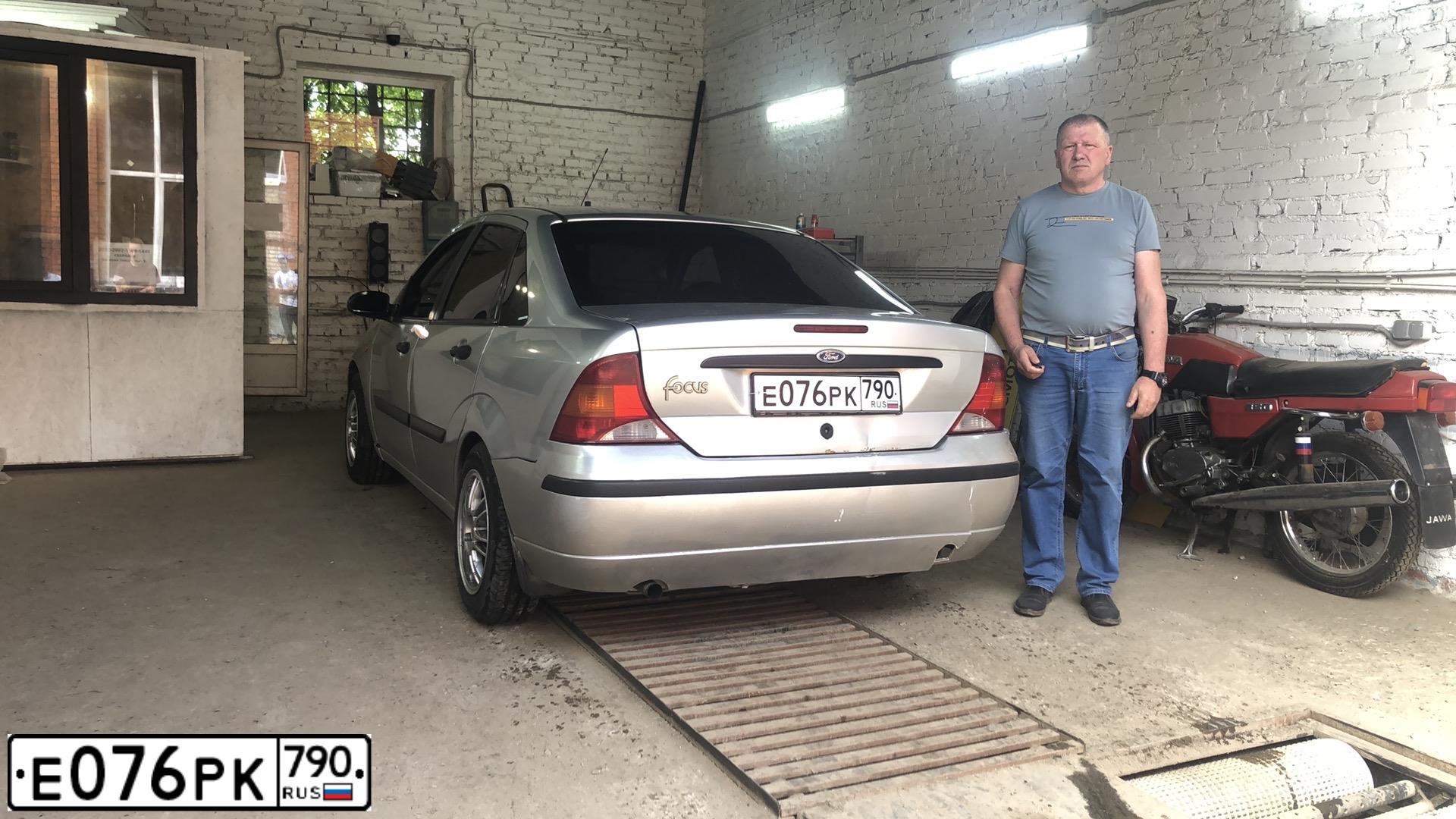 Фото автомобиля FORD FOCUS, 2003 — госномер О879АА790. Цвет: Серебристый