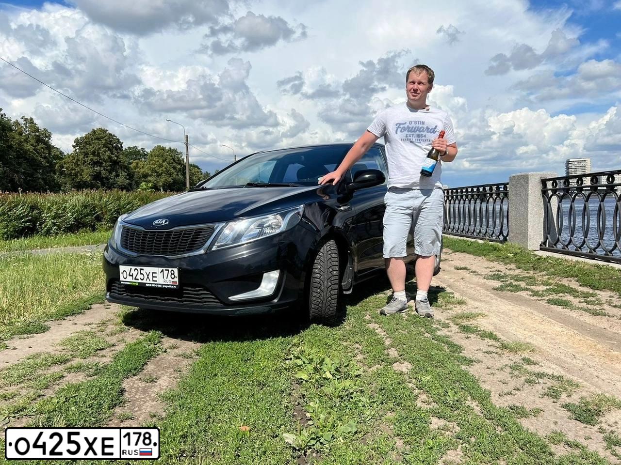 Фото автомобиля KIA RIO, 2013 — госномер О425ХЕ178. Цвет: ЧЕРНЫЙ