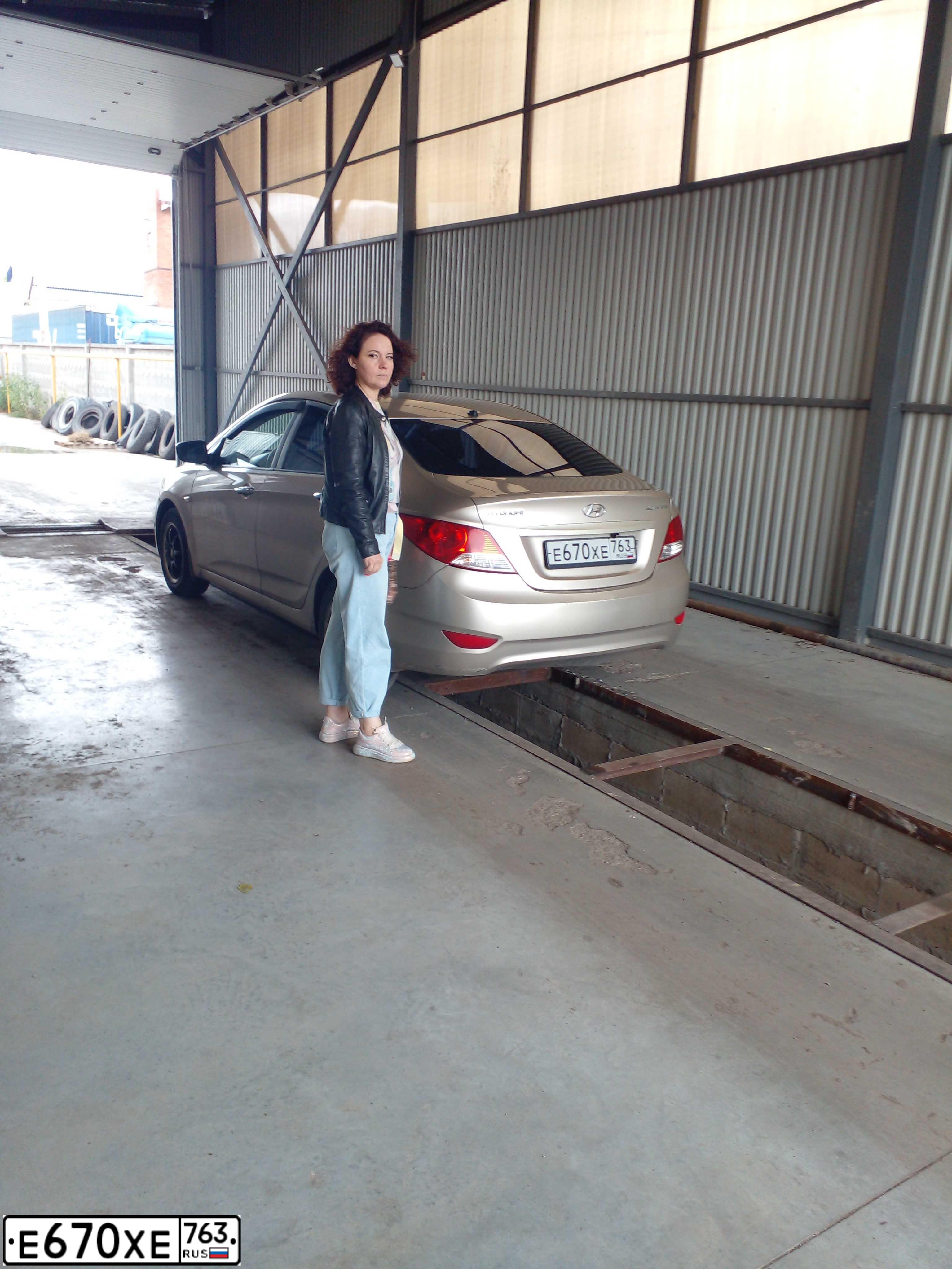 Фото автомобиля HYUNDAI SOLARIS, 2011 — госномер Т525ХС02. Цвет: БЕЖЕВО-СЕРЫЙ