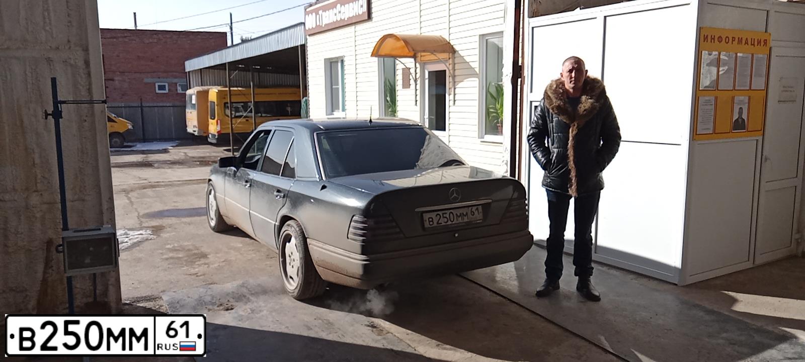 Фото автомобиля MERCEDES E-KLASSE, 1993 — госномер Р887КС99. Цвет: ЧЕРНЫЙ
