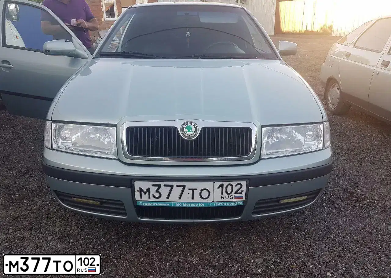 Фото автомобиля SKODA OCTAVIA, 2010 — госномер М377ТО102. Цвет: СВЕТЛО-СЕРО-ЗЕЛЕНЫЙ