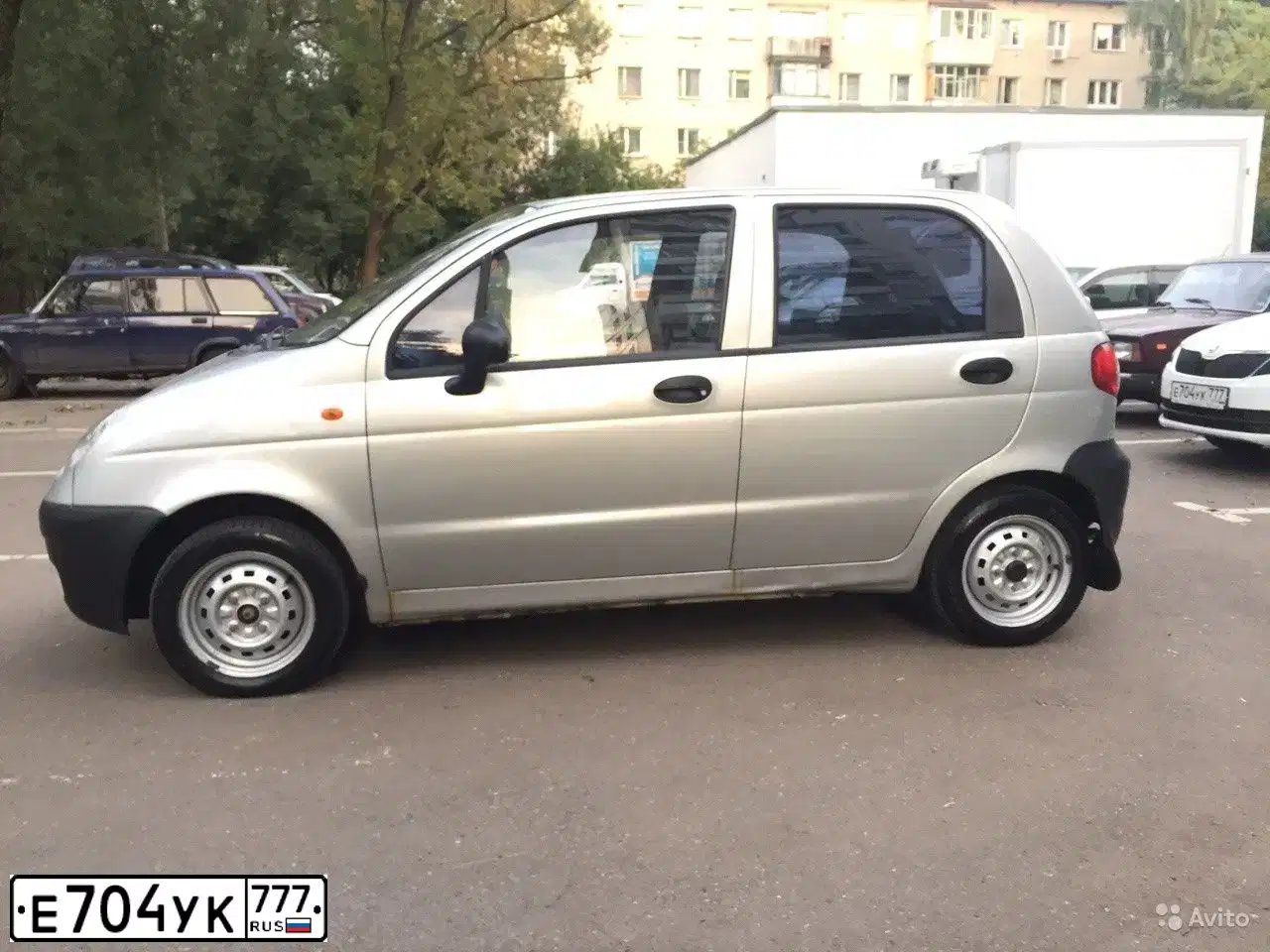 Фото автомобиля SKODA RAPID, 2016 — госномер Е704УК777. Цвет: БЕЛЫЙ