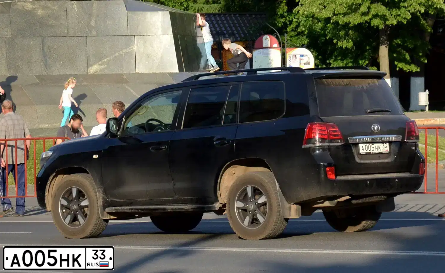 Фото автомобиля TOYOTA LANDCRUISER 200, 2010 — госномер А005НК33. Цвет: ЧЕРНЫЙ