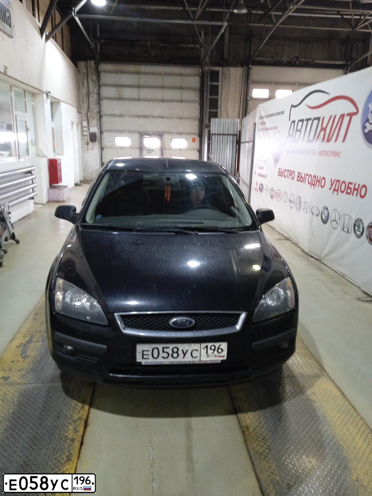 Фото автомобиля FORD FOCUS, 2005 — госномер Е058УС196. Цвет: ЧЕРНЫЙ