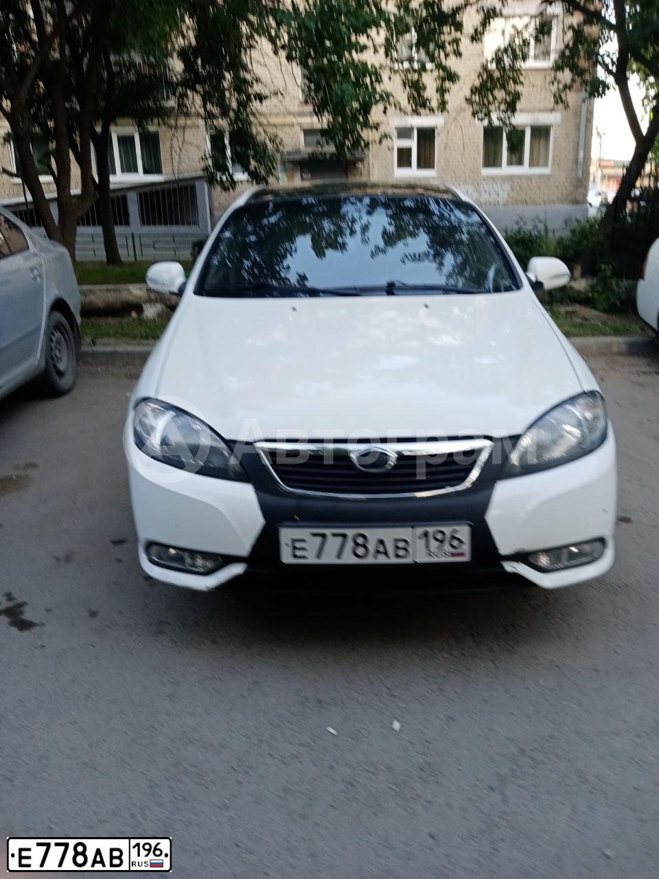Фото автомобиля DAEWOO GENTRA, 2015 — госномер Е778АВ196. Цвет: БЕЛЫЙ