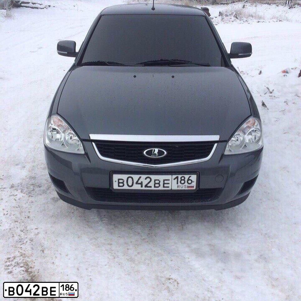 Фото автомобиля LADA 2170 PRIORA, 2015 — госномер В042ВЕ186. Цвет: серебристо-темно-серый