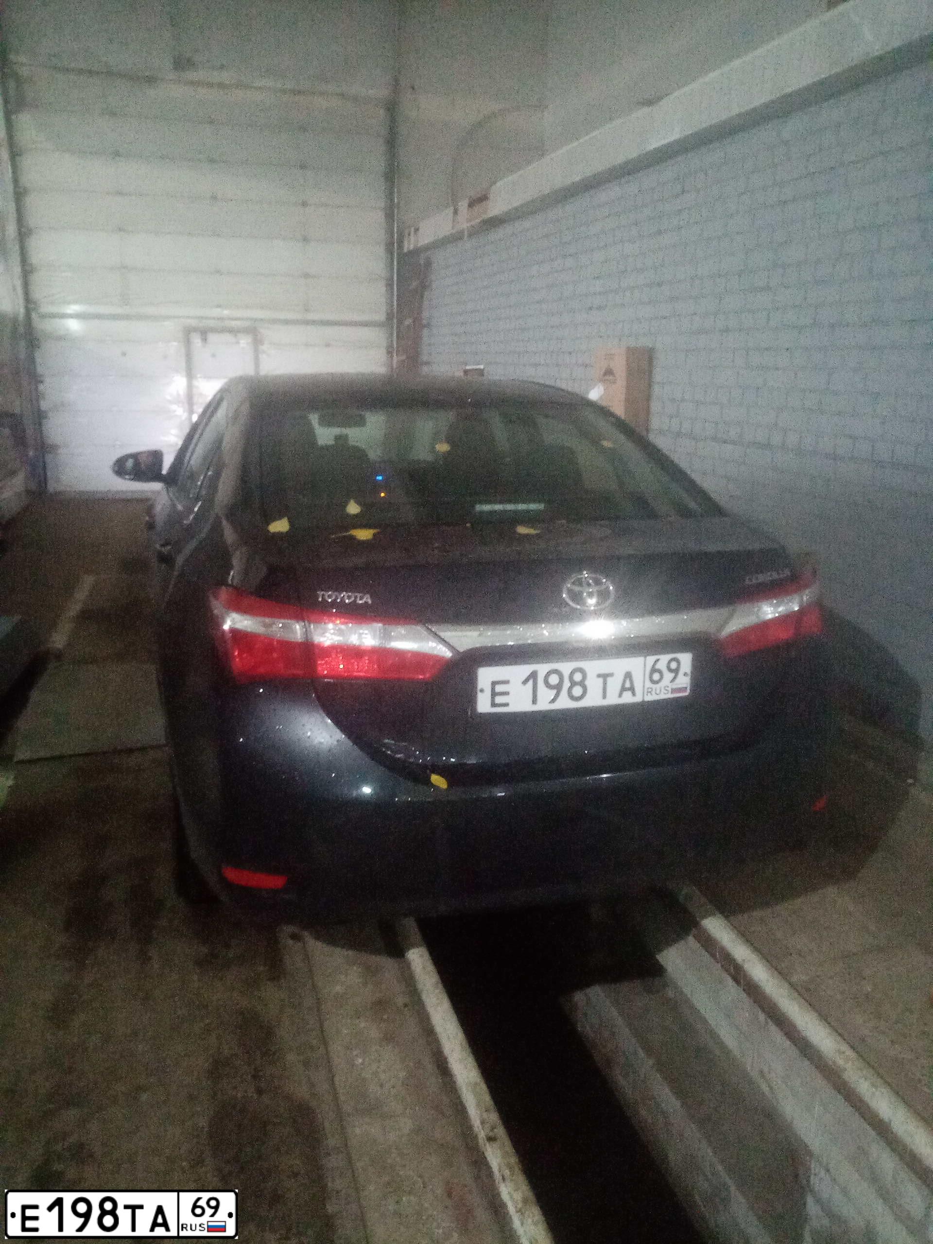 Фото автомобиля TOYOTA COROLLA, 2014 — госномер О152ТК69. Цвет: ЧЕРНЫЙ