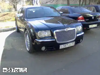 Фото автомобиля CHRYSLER SERIE 300, 2004 — госномер В449ТО193. Цвет: ЧЕРНЫЙ