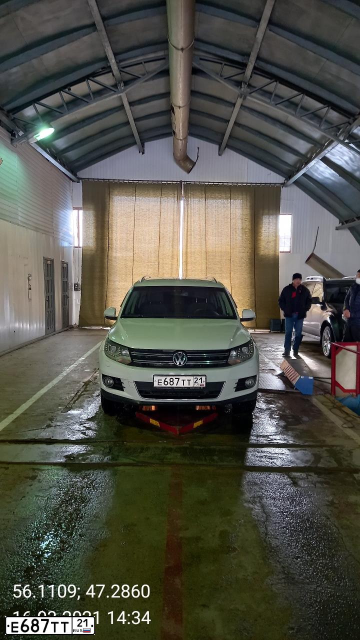 Фото автомобиля VOLKSWAGEN TIGUAN, 2012 — госномер Е777ОС21. Цвет: Белый