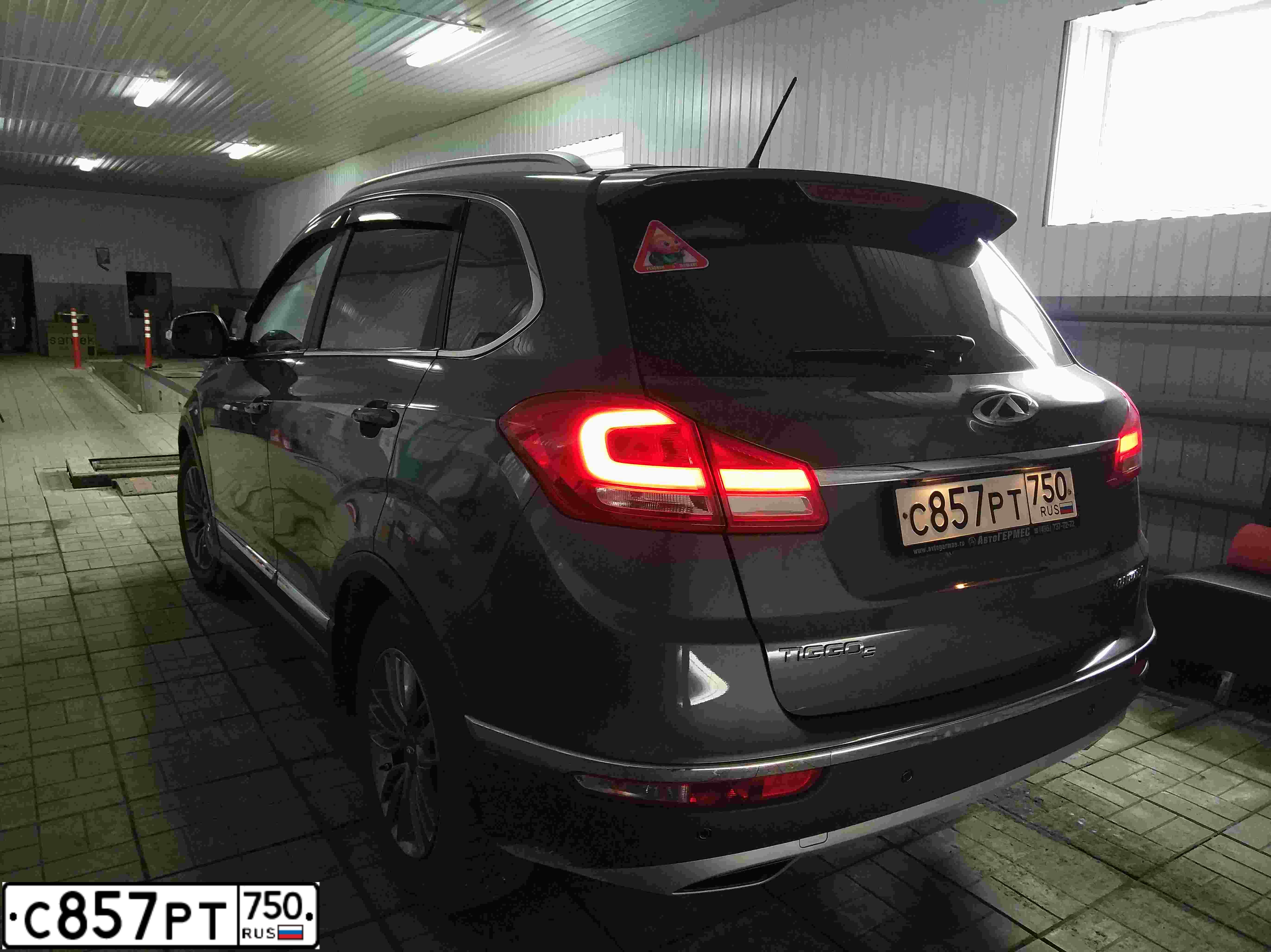Фото автомобиля CHERY T21, 2017 — госномер С857РТ750. Цвет: СТАЛЬНОЙ (СЕРЫЙ)