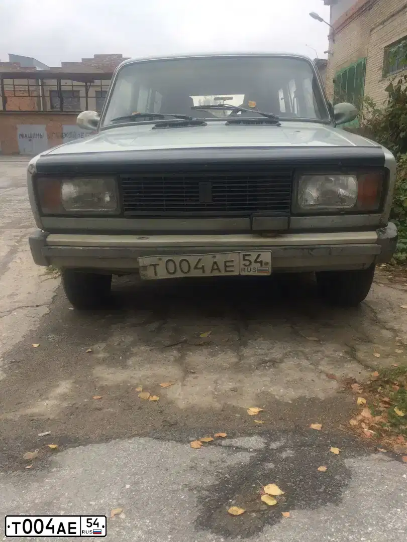 Фото автомобиля LADA 2104, 1996 — госномер Т004АЕ54. Цвет: СВЕТЛО СЕРЫЙ