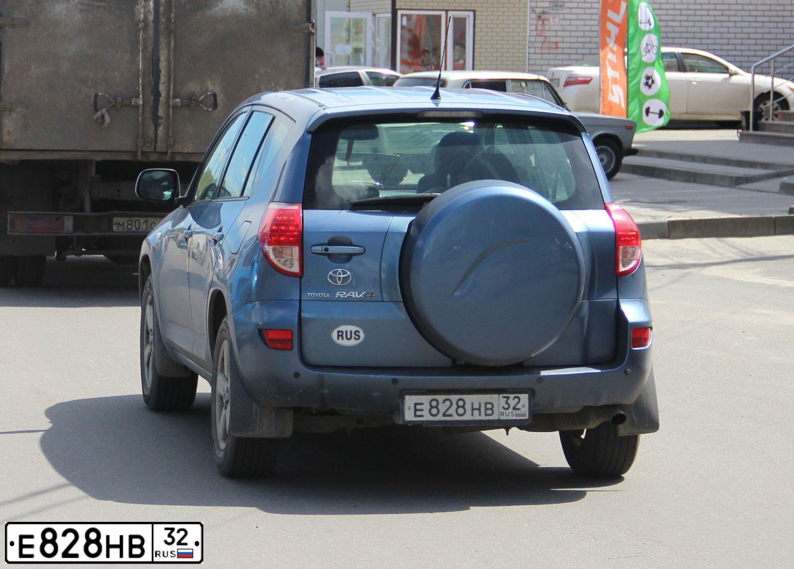 Фото автомобиля TOYOTA RAV4, 2007 — госномер Е828НВ32. Цвет: СЕРО-СИНИЙ