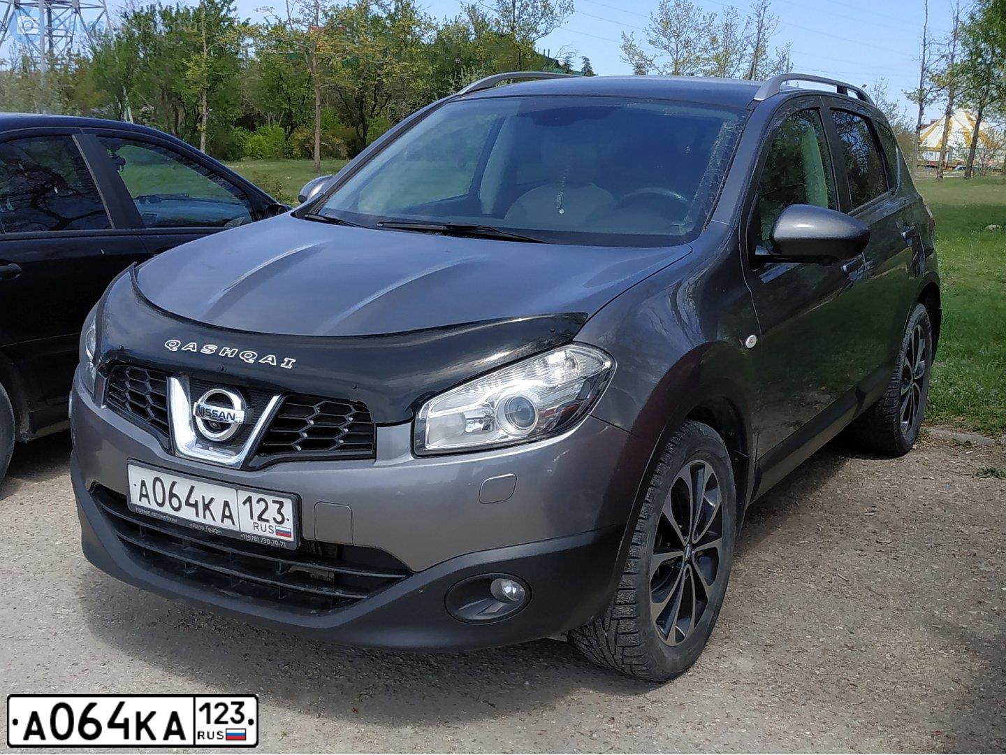 Фото автомобиля NISSAN QASHQAI, 2012 — госномер А064КА123. Цвет: СЕРЫЙ