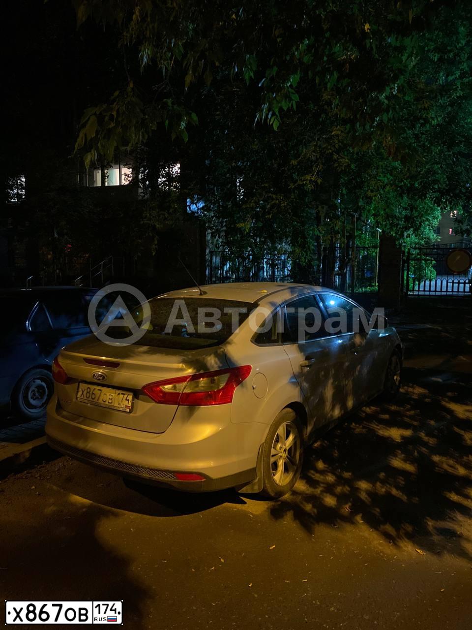 Фото автомобиля FORD FOCUS, 2011 — госномер Х867ОВ174. Цвет: БЕЛЫЙ