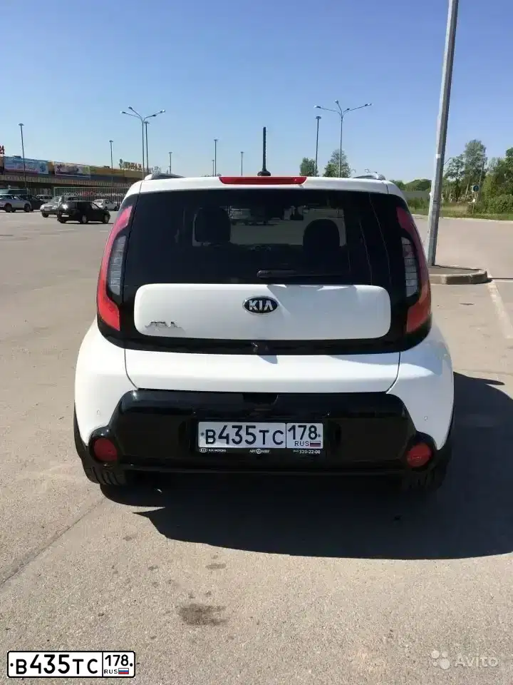 Фото автомобиля KIA SOUL, 2014 — госномер В435ТС178. Цвет: Белый