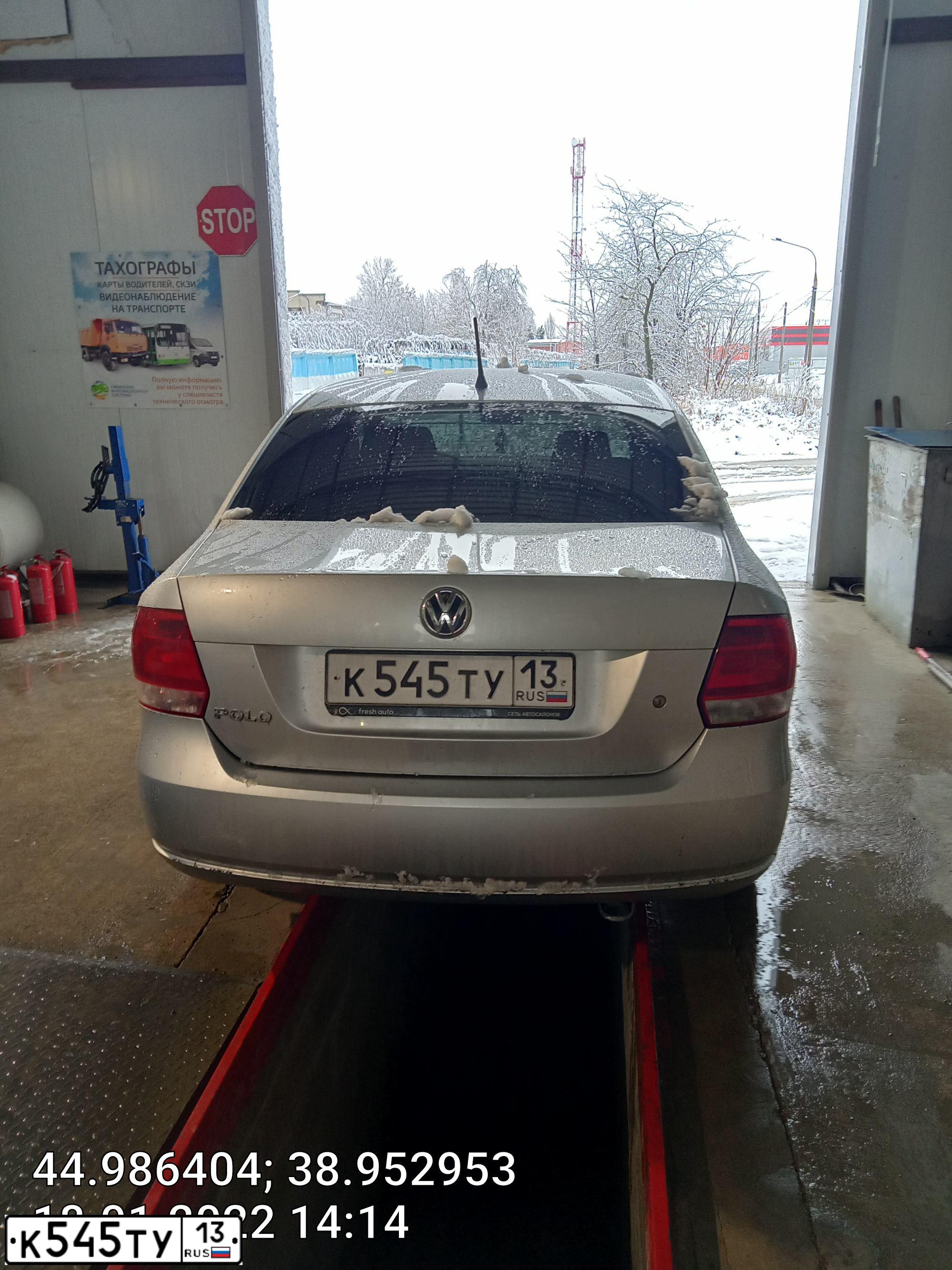 Фото автомобиля VOLKSWAGEN POLO, 2013 — госномер А705МХ01. Цвет: Серебристый